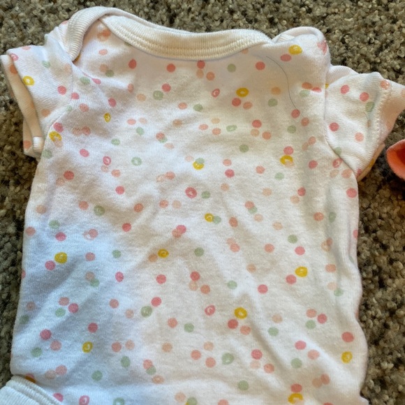 Set of 4 cloud island newborn girl onesies - Picture 3 of 6